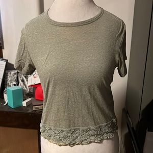 🆑FINAL PRICE‼️ Abercrombie & fitch XS green tee shirt with a lace bottom detail